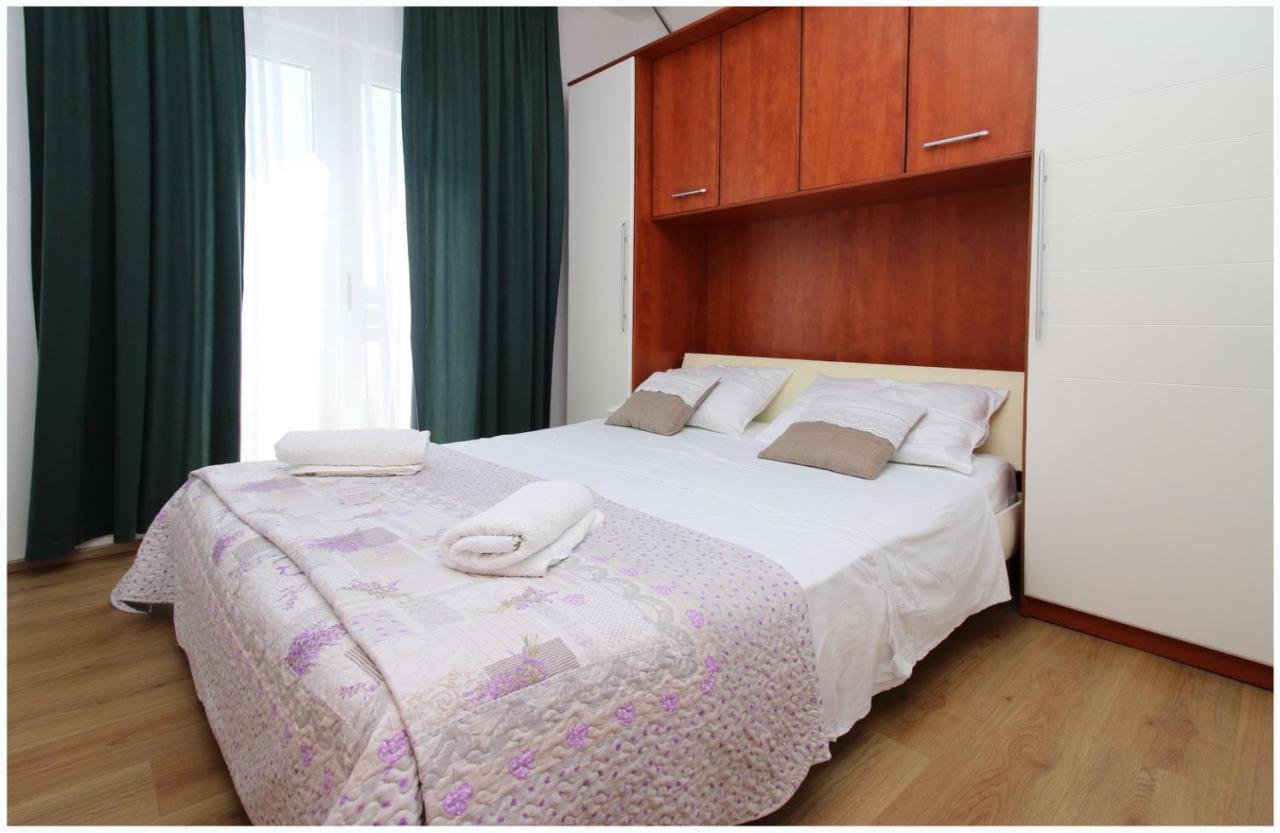 Apartments Elvi - Amazing Position & Parking Primosten Exterior photo